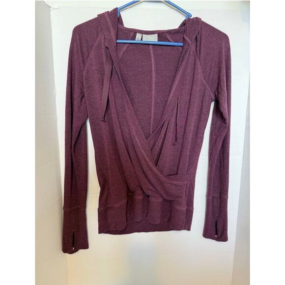 Athleta Inner Twist Hoodie Womens S Berry V Neck Pullover Sweater Finger Holes - Picture 1 of 7